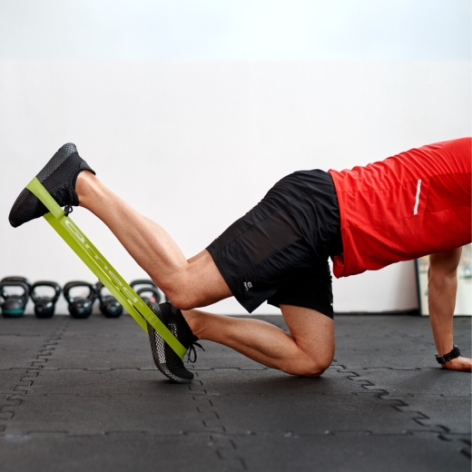 Ćwiczenie z gumą oporową Qmed Resistance Loop Band w podporze